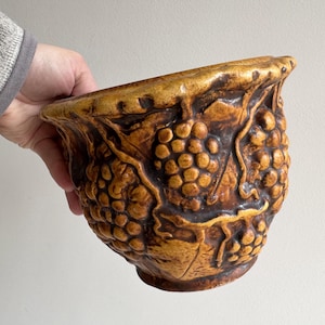 Maceta grande de cerámica vintage de Alemania Occidental con uvas.