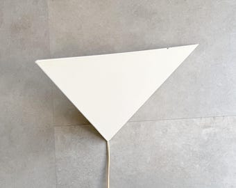 Duża, biała, geometryczna, asymetryczna lampa ścienna Amilux w stylu vintage