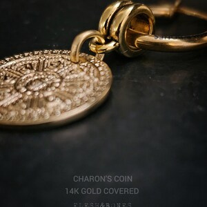 CHARON'S COIN Medallón chapado en oro de 14k, monopendiente unisex, imagen 3