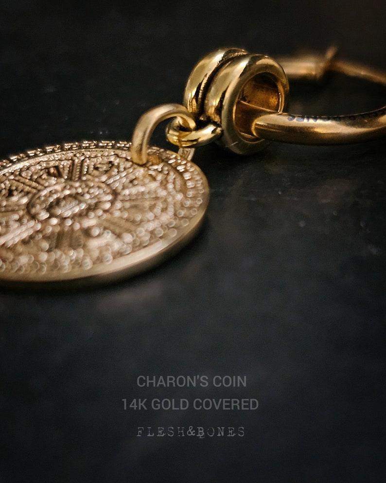 CHARON'S COIN Medallón chapado en oro de 14k, monopendiente unisex, imagen 3