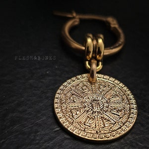CHARON'S COIN Medallón chapado en oro de 14k, monopendiente unisex, imagen 4