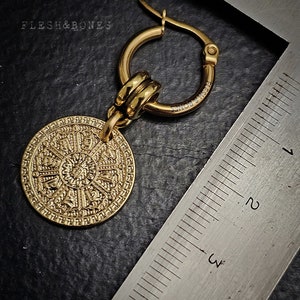 CHARON'S COIN Medallón chapado en oro de 14k, monopendiente unisex, imagen 2