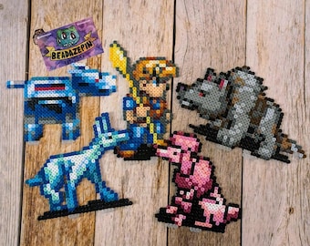 Può includere: Una collezione di cinque figure in pixel art realizzate con piccole perline di plastica. Il set include una creatura blu, un guerriero in piedi con una spada gialla, un lupo grigio, un cane azzurro e un barboncino rosa, con una carta del brand.