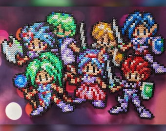 Può includere: Un gruppo di sette personaggi pixel art realizzati con perline colorate Perler. I personaggi sono tutti di colori diversi e hanno acconciature e vestiti diversi. Tutti tengono spade o altre armi.