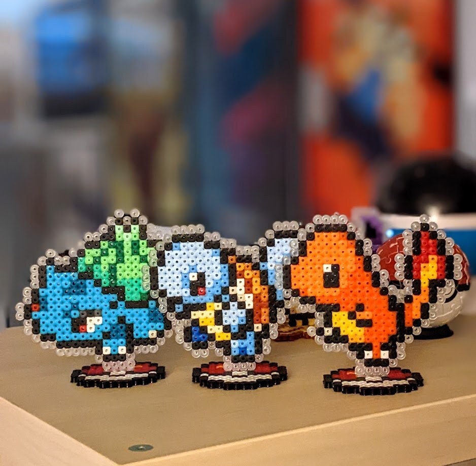 Pokémon hechos con cuentas termoadhesivas, Pokémon, Charmander, Bulbasaur, Squirtle, Glumanda, Squirtle, Bulbasaur, Nintendo, Perler, Stand