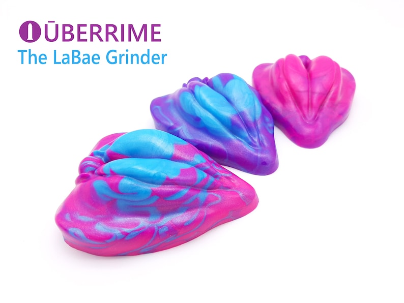 LaBae - Heart Shaped Grinder - Platinum Silicone Labia 