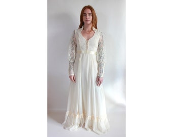 Robe de scène romantique junior vintage des années 1970 | Jupe en voile crème | Corset en dentelle | Manches froncées en dentelle | Très petit