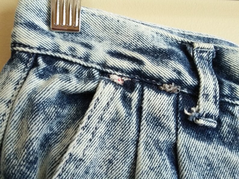 100/% Cotton Vintage 80s Women/'s Acid Wash Pleated Denim Shorts High Waisted Super Cute Pockets. Comfortable Waist 27 With Cuff
