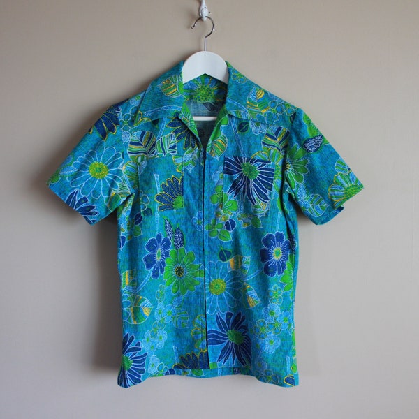 Vintage 1960s Unisex Zip Up Bark Cloth Tropical Short Sleeve Shirt. Size Small. Hawaiian Surf Beach Summer Shirt. Floral Print w Pockets.