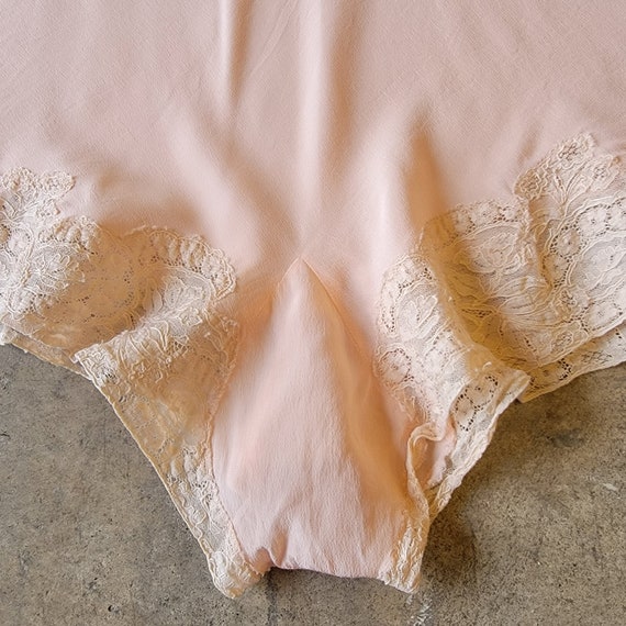 Vintage 1930s Tap Pants | Pink with Cream Lace | … - image 9