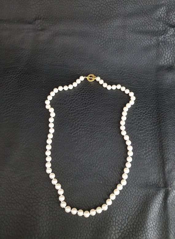 Signed Carol Lee White Pearl Necklace Knotted Between Pearls
