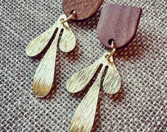 Wood and gold stud earrings: organic leaf gold charm