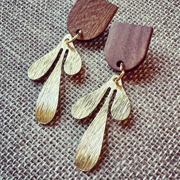 Wood and gold stud earrings: organic leaf gold charm