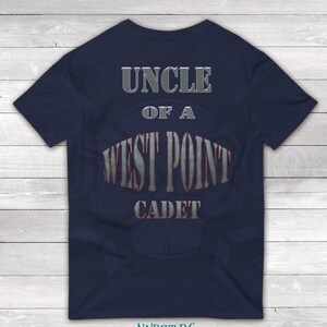 Könnte beinhalten: Marineblaues T-Shirt mit dem Text "UNCLE OF A WEST POINT CADET" in silberner, verwaschener Schrift. Das Shirt hat einen Rundhalsausschnitt und kurze Ärmel. Der Markenname "NUBSTERCO" ist unten aufgedruckt.