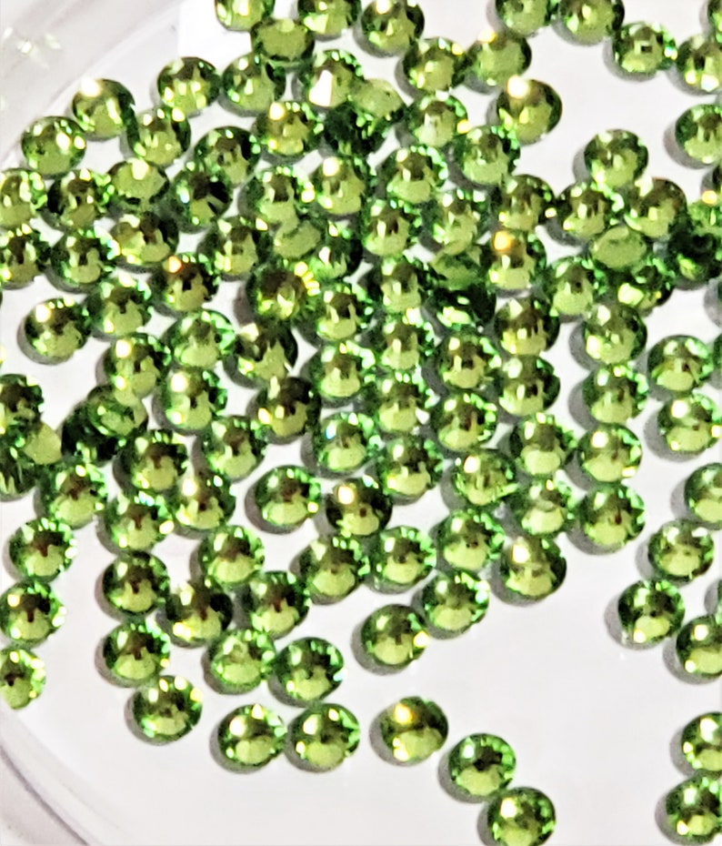 Green Carrington Crystal Glass Flat Back 16SS Peridot #117 gross 144 count