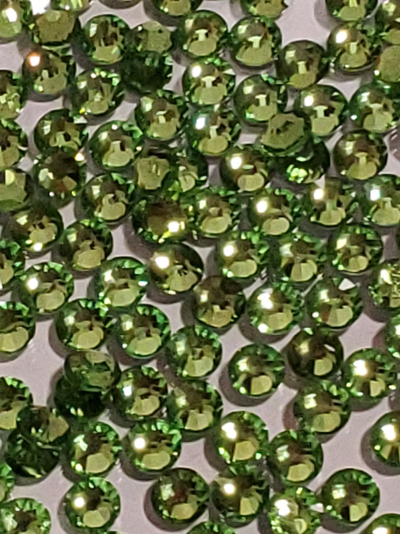 Green Carrington Crystal Glass Flat Back 16SS Peridot #117 gross 144 count