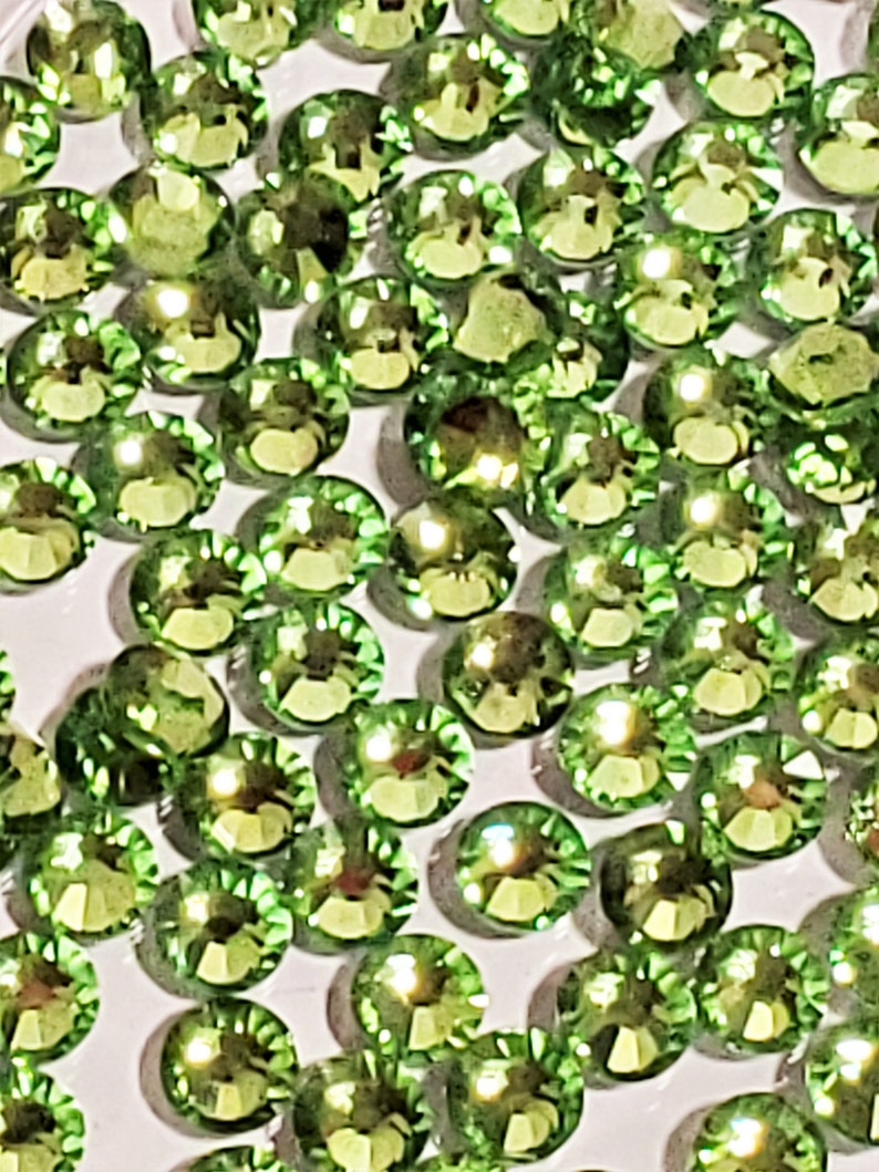 Green Carrington Crystal Glass Flat Back 16SS Peridot #117 gross 144 count