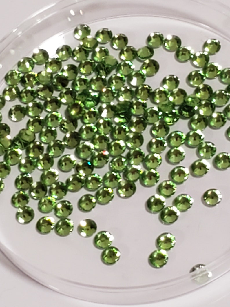Green Carrington Crystal Glass Flat Back 16SS Peridot #117 gross 144 count