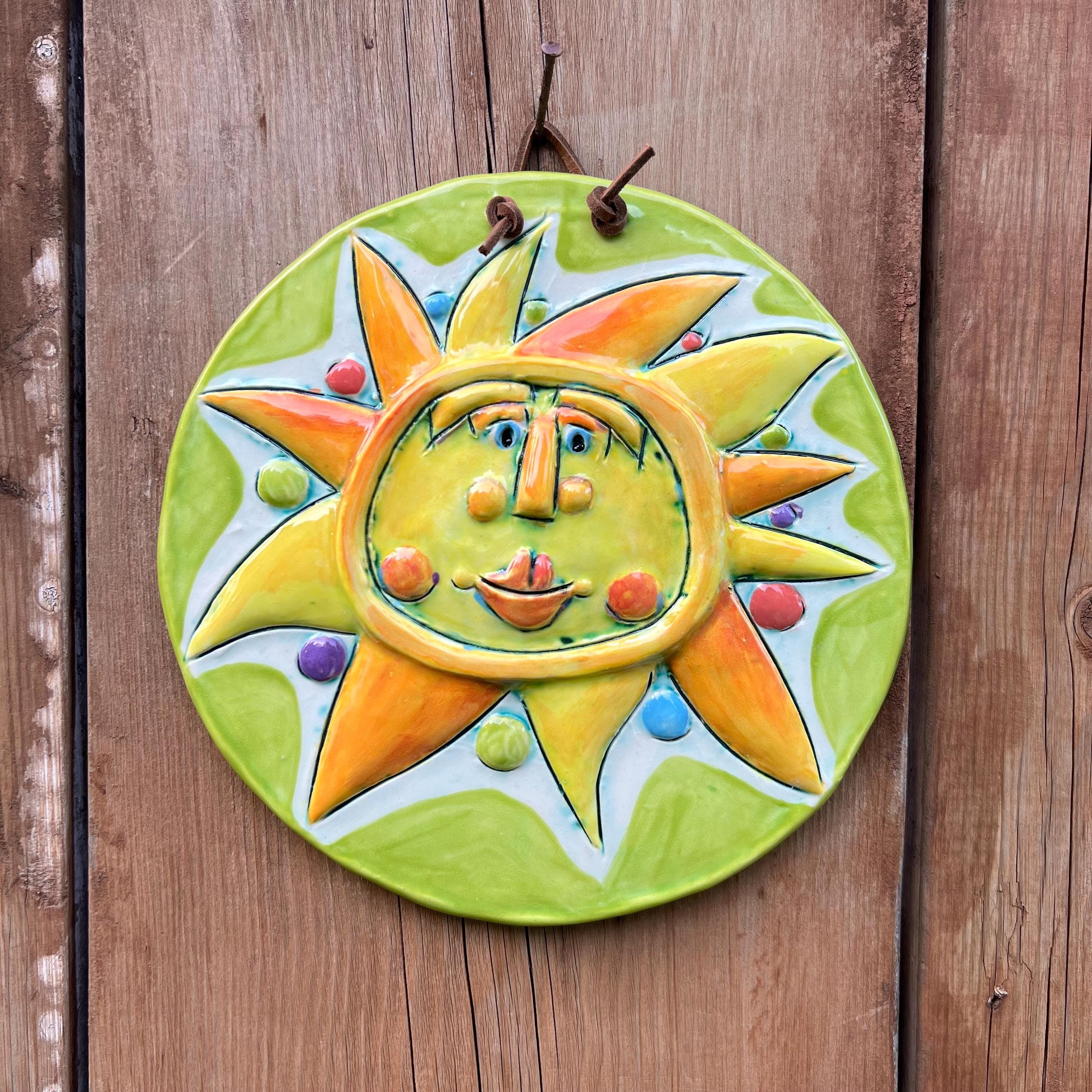 Cara de sol de cerámica hecha a mano feliz, azulejo decorativo, placa de jardín extravagante, para decoración de paredes interiores o exteriores, inauguración de la casa o regalo del día de la madre