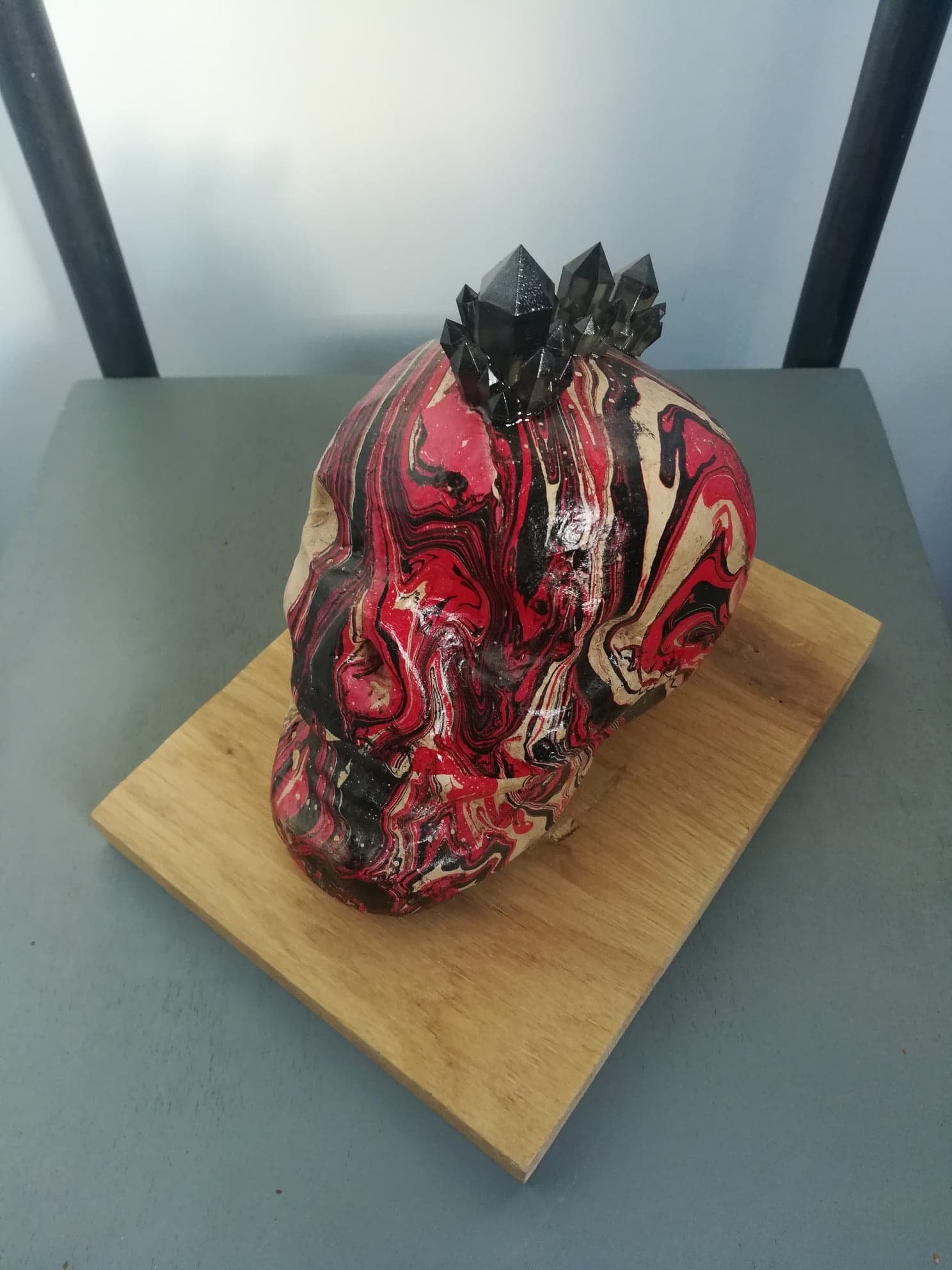 Crâne de Décoration sur Socle Chêne Massif By Anaes Art