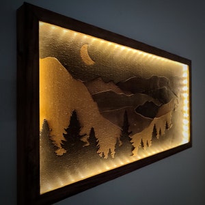 Decorazione da parete a LED 3D con foresta incorniciata, decorazione da parete di montagna a LED, arte da parete in legno al neon, arte di montagna illuminata, arte da parete grande montagna, arte da parete in legno MOON