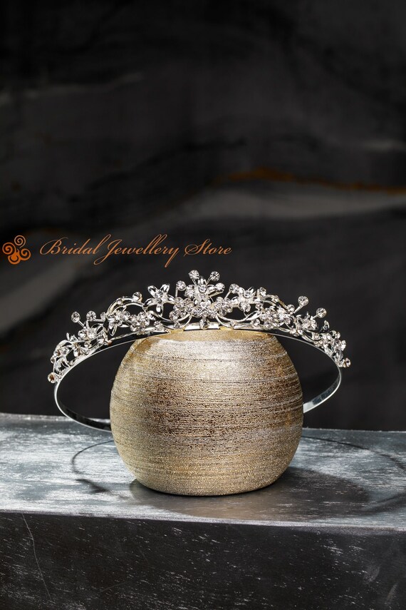 DRESHOW Couronne et Écharpe Anniversaire pour Femmes Couronne de Reine et Diadème en Strass Écharpe Anniversaire pour Filles