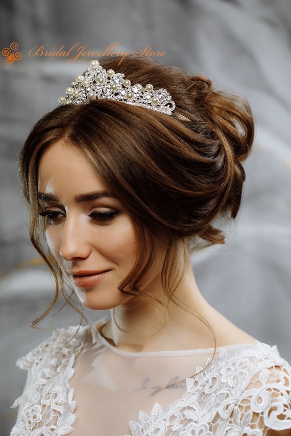 Corona De Cristal Vintage ZOOMPIL Para Novia, Plateada Con Pedrería Blanca, Diámetro 15.5 Cm, Altura 4.7 Cm, Peso 45 G, Con Anillas Para Fijar Con Horquillas