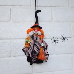 Muñeca de bruja de cocina con escoba y campana: Decoración para el hogar que trae buena suerte y espíritu de Halloween.