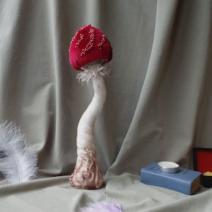Funghi di velluto rosso. Decorazione di funghi di velluto. Fungo velenoso di velluto. Funghi rossi. Fungo fantasy. Scultura di funghi. Fungo agarico muscario
