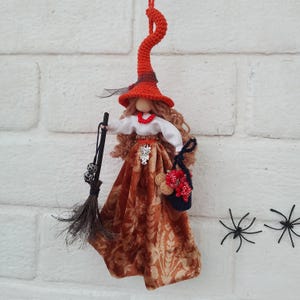 Muñeca de bruja voladora hecha a mano. Figura de hada del bosque de la buena suerte.