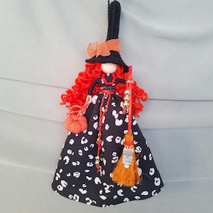 Boneca de bruxa artesanal para cozinha: decoração de Halloween com abóbora e vassoura. Pequena estatueta de bruxa