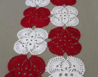 Camino de mesa vintage de algodón y crochet: tapete de encaje floral rojo y blanco