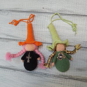 Muñeca de bruja de ganchillo. Bruja de Halloween. Muñeca de bruja pequeña. Muñeca de bruja colgante para cocina. Muñeca de bruja con adorno para bolso. Accesorio de muñeca de bruja para coche.