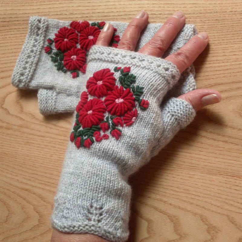 Women Artsy Winter  Embroidery Fleece-lined Gloves