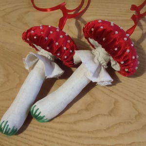 Set aus zwei Pilzornamenten. Pilz Dekor. Weihnachtsbaum Dekor. Lila Pilz Ornamente. Handgefertigte Pilze