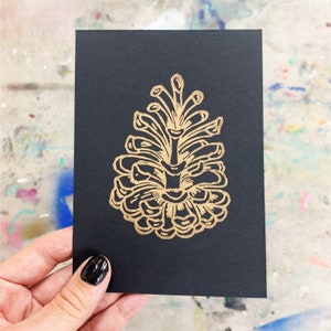 Linogravure de Noël festive, pomme de pin, linogravure imprimée à la main, papier noir doré métallique, cadeau d'art abordable