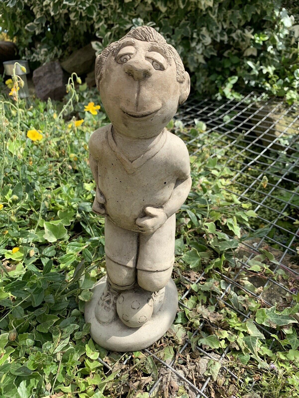 STONE GARDEN FOOTBALLER FOOTBALL PLAYER STATUE MAN ORNAMENT