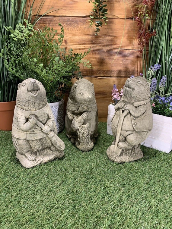 Ensemble de jardin en pierre de 3 statues d'ornement de hérisson de  jardinage de vent dans les saules -  France