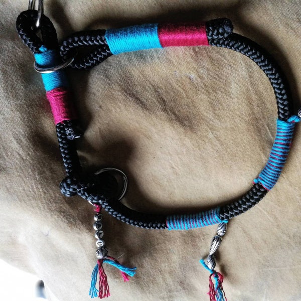 Retriever necklace in black with blue red rig