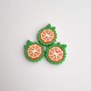 Botões de argila polimérica laranja feitos à mão: conjunto de 3 botões cítricos inovadores
