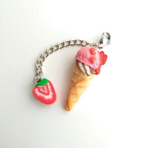 Erdbeereis Waffel Eiscreme Charme Essen Charme Süßer Schlüsselanhänger Handtasche Charme Charme Halskette Taschencharme Polymer-Ton Fake-Essen-Geschenk