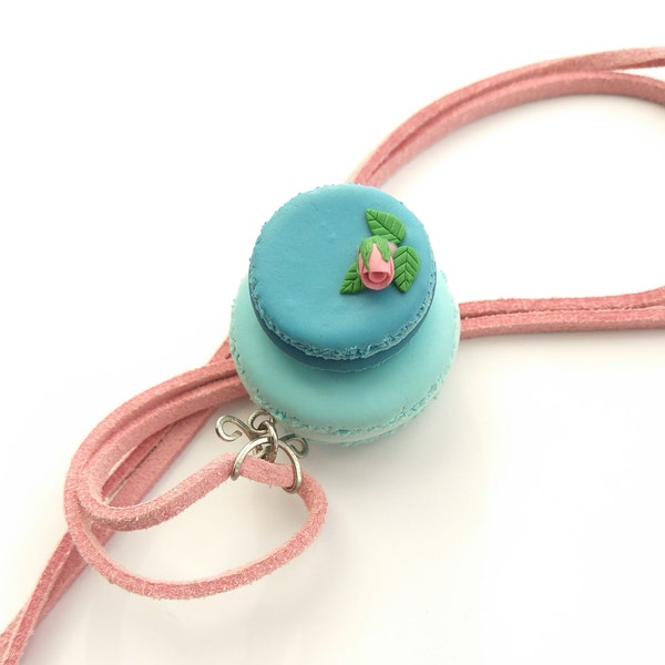 Collier de macaron bleu, macaron Turquoise décoré de rose rose miniature, Français de bonbons