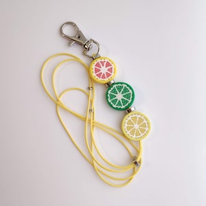 Collar con cordón de rodajas de cítricos: porta credencial de arcilla polimérica con cuentas