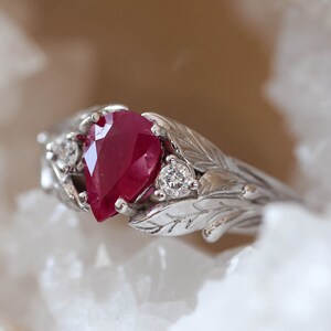 Rubin und Diamanten Verlobungsring, Weißgold Ring, Pear Cut Rubin und Diamanten
