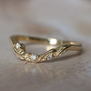 Twig wedding ring, diamond wedding band, moissanite ring, leaf wedding band, curved ring, branch ring, gold leaves ring, unique ring woman