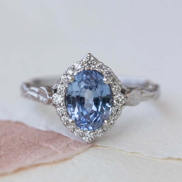 Bague de fiançailles inspirée de la nature en saphir bleu ovale de 2 carats - Bague en saphir halo de diamants, bague d'anniversaire en or blanc pour femme, or 14 carats 18 carats