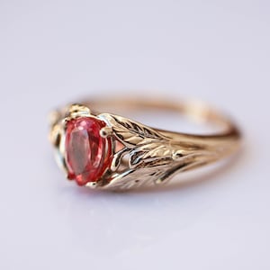 Anello di fidanzamento con zaffiro Padparadscha, anello di foglie d&#39;oro, anello naturale per donna, anello di fidanzamento unico, zaffiro arancione, zaffiro sintetico