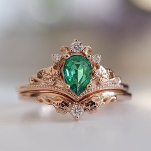 Solid Gold Emerald Vintage Inspired Ring Set, Wedding Emerald and Diamond Ring, Ivy Leaves Engagement Ring, Romantic Pear Emerald Ring Set