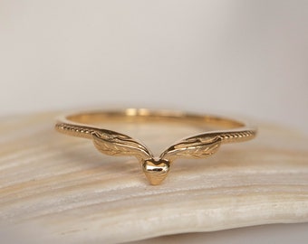 Heart V Shaped Curved Wedding Band Yellow Gold 14k or 18k, Delicate Chevron Wedding Band with Leaves and Heart