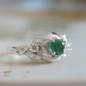 Waldgrüner Smaragdring mit Diamanten, einzigartiger Blattzweig Verlobungsring 14k oder 18k Gold, Natur inspirierter Hochzeitsring